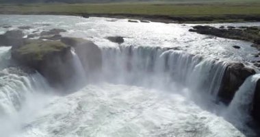Godafoss Şelalesi üzerindeki hava manzarası, İzlanda 'nın kuzeyindeki bir şelaledir.