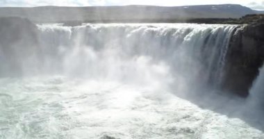 Godafoss Şelalesi üzerindeki hava manzarası, İzlanda 'nın kuzeyindeki bir şelaledir.