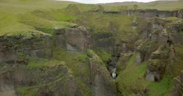 Fjarrgljfur Masivní Kaňon Islandu Letecký Pohled100 Metrů Hluboký Asi Dva — Stock video