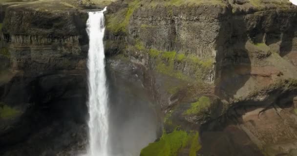Letecký Pohled Velký Vodopád Zelenou Krajinou Islandu Drone Pohled Úžasný — Stock video