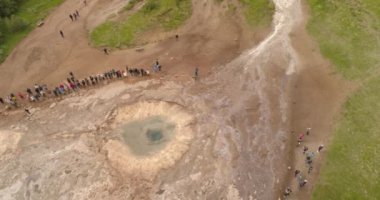 İzlanda 'daki Geysir patlamasını izleyen turistlerin hava görüntüsü. Doğu İzlanda' dan insansız hava aracı görüntüsü. İnsanlar Geyser 'i izliyor, Şubat 2021