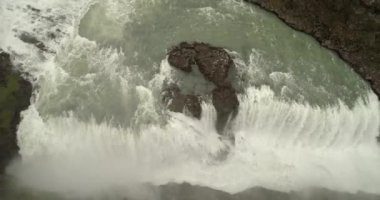 İzlanda Drone 'daki azgın nehir ve şelalelerin havadan görüntüsü, Şubat 2021