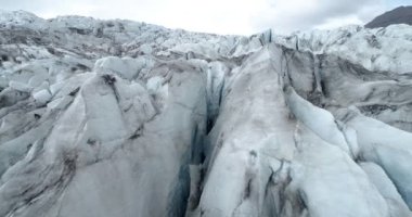 Avrupa 'daki buzul gölü Fjallsrln İzlanda Tepeleri üzerinde siyah külle birlikte hava manzarası. Eriyen buz. Küresel ısınma kavramı, Şubat 2021