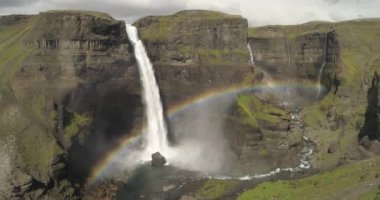 Gökkuşağı üzerinde Haifoss Şelalesi 'nde, İzlanda Şelalesi' nden İzlanda insansız hava aracı manzarası, Şubat 2021