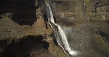 Gökkuşağı üzerinde Haifoss Şelalesi 'nde, İzlanda Şelalesi' nden İzlanda insansız hava aracı manzarası, Şubat 2021