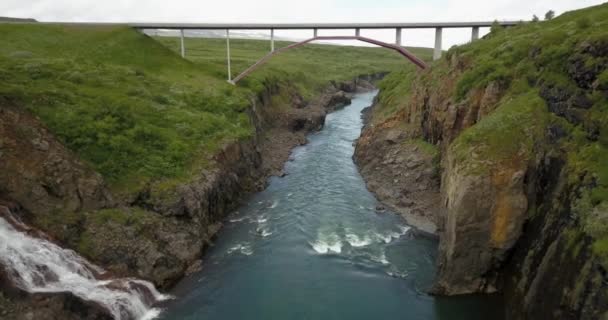 Island Landschaft Schöner Fluss Und Brücke Luftaufnahme Von Ost Island — Stockvideo