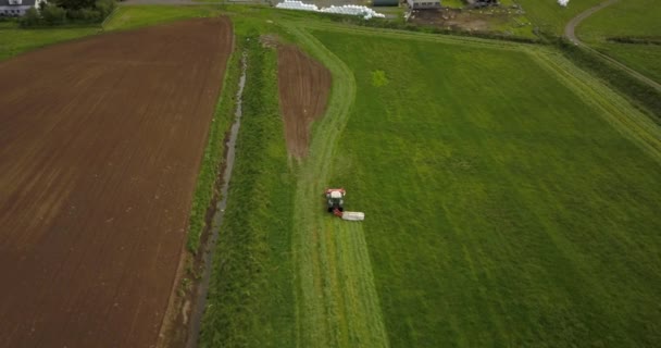 Vista Aérea Trator Que Colhe Campo Islandês Vista Sobre Campos — Vídeo de Stock