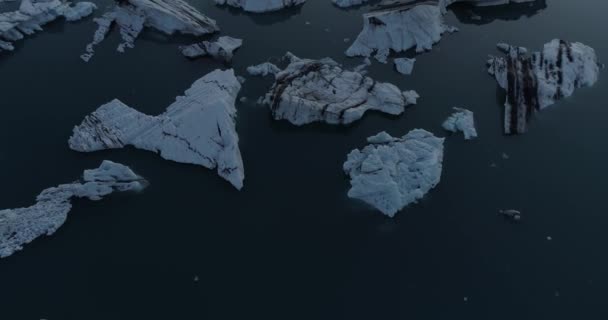 有名なジョクルサロン氷河湖 空中の氷河の氷河と橋の上のドローンビュージョクルサロンラグーン湖 2月2021 — ストック動画