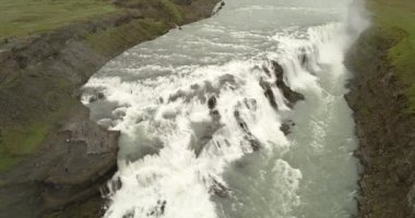 İzlanda 'daki Gullfoss şelalelerinin hava manzarası İzlanda' nın en popüler turistik yerlerinden biri, Şubat 2021