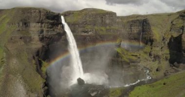 Gökkuşağı üzerinde Haifoss Şelalesi 'nde, İzlanda Şelalesi' nden İzlanda insansız hava aracı manzarası, Şubat 2021