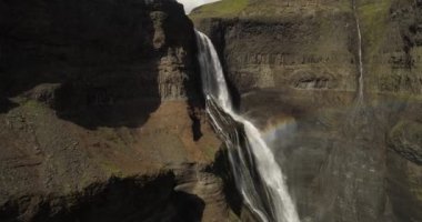 Gökkuşağı üzerinde Haifoss Şelalesi 'nde, İzlanda Şelalesi' nden İzlanda insansız hava aracı manzarası, Şubat 2021