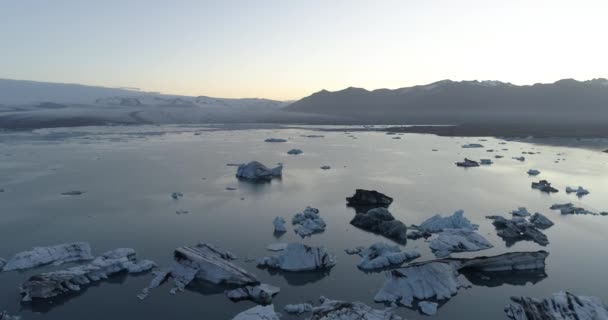 Ünlü Jokulsarlon Buzul Gölü Ndeki Buzdağları Buzdağları Üzerindeki Aerialdrone Manzarası — Stok video