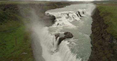İzlanda 'daki Gullfoss şelalelerinin hava manzarası İzlanda' nın en popüler turistik yerlerinden biri, Şubat 2021