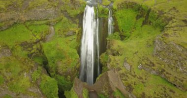 Gljufrabui şelalesi üzerinde hava manzarası, Gljufrabui şelalesinden İzlanda insansız hava aracı manzarası, Şubat 2021