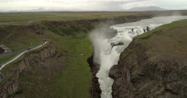 İzlanda 'daki Gullfoss şelalelerinin hava manzarası İzlanda' nın en popüler turistik yerlerinden biri, Şubat 2021