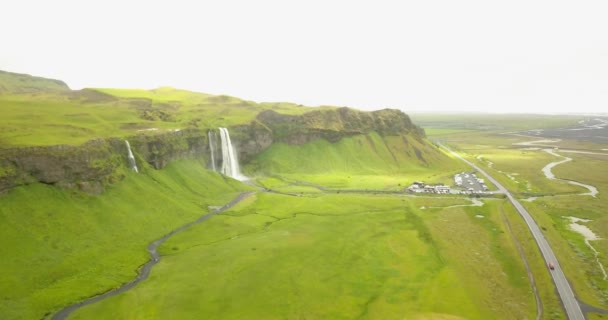 アイスランドの滝の空中ビュー2021年2月アイスランドの滝の上のドローンビュー — ストック動画