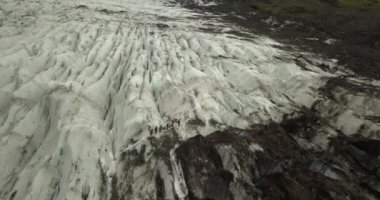 Skaftafell buzulunda gezen yürüyüşçüler, Skaftafell İzlanda 'dan İHA görüntüsü, Şubat 2021