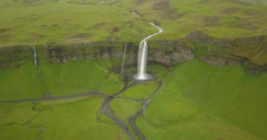 İzlanda 'da yeşil manzaralı Büyük Şelale manzarası. 2021 Şubat' ında İzlanda 'da Şelale üzerinde.