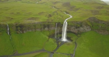 İzlanda 'da yeşil manzaralı Büyük Şelale manzarası. İzlanda' da muhteşem şelale, Şubat 2021