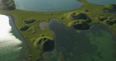 Myvatn Gölü 'ndeki yanardağ sahte kraterleri üzerinde hava manzarası Kuzey İzlanda sahte kraterleri üzerinde, Şubat 2021 