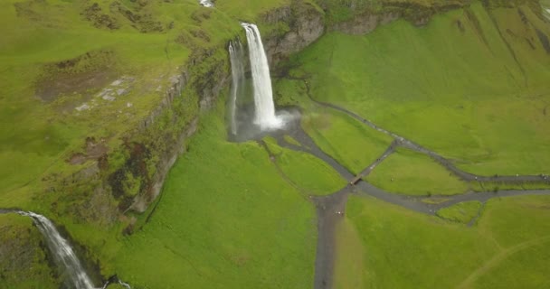 Letecký Pohled Velký Vodopád Zelenou Krajinou Islandu Pohled Vodopád Drone — Stock video