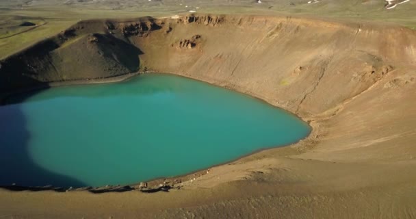 Vista Aérea Del Pequeño Lago Volcánico Krafla Con Agua Azul — Vídeo de stock