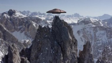 Uçan Daire Ufo Alpler Tepesi 'nin üzerinde uçuyor, Avrupa Dağları' ndaki Aerialalien istilası, insansız hava aracı görüşü