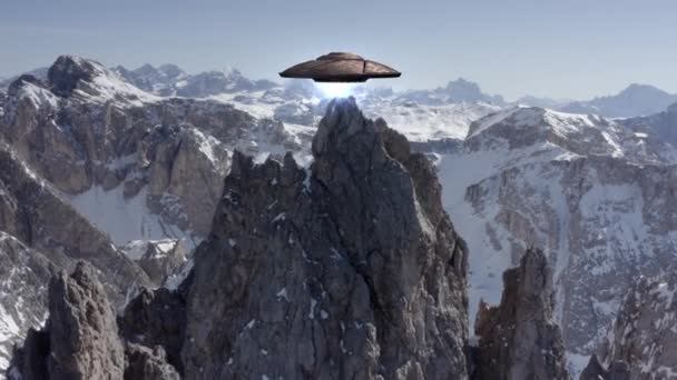 Latający Spodek Ufo Unoszący Się Nad Szczytem Alp Koncepcja Inwazji — Wideo stockowe