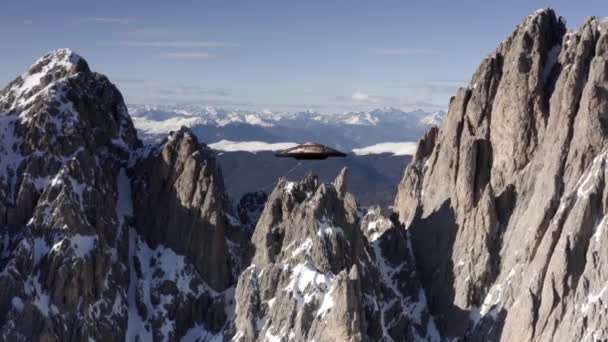 Platillos Voladores Ovni Vuelo Formación Alpes Aerialalien Invasión Concepto Europa — Vídeo de stock