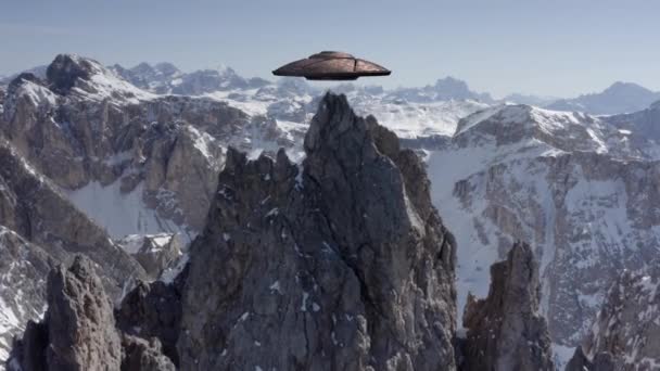 Volare Disco Ufo Librarsi Sopra Alpi Picco Aerialalien Invasione Concetto — Video Stock