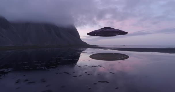 Ufo Flying Saucer Perto Praia Com Neblina Vista Aérea Islândia — Vídeo de Stock