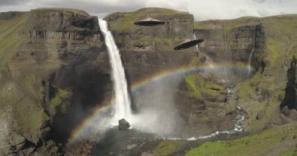 Soucoupes Volantes Ufo Hovering Close Waterfall Aerial Icelandalien Invasion Concept — Video