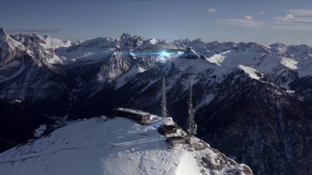 Platillo Volador Flotando Cerca Las Antenas Base Alpes Europa Aerialvista — Vídeo de stock