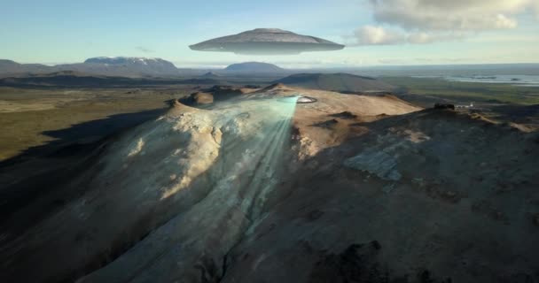 Fliegende Untertasse Über Dem Vulkanischen Geysir Antennenblick Von Der Isländischen — Stockvideo