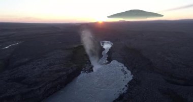 Uçan Gövde Ana Gemisi dağların üzerinden, İzlanda 'dan insansız hava aracı görüntüsü nehirle ve uzaylı istilasıyla gün batımında