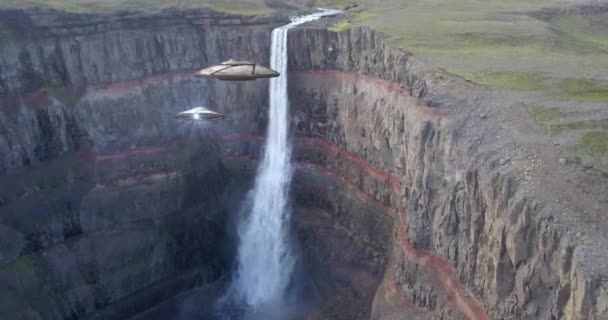 Platillos Voladores Ovni Flotando Cerca Cascada Aérea Islandés Concepto Invasión — Vídeo de stock