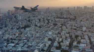 Tel Aviv ufuk çizgisinde bir jet uçağı. hava görüntüsü, İsrail