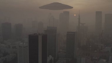 Uzaylı UFO İstilası. Büyük şehrin havadan görünüşü. Uzaylı ana gemisi ve donanma filosuyla birlikte toz içinde.
