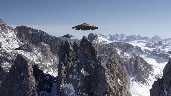 Flygande Tefat Ufo Sväva Ovanför Alperna Peak Aerialalien Invasion Koncept — Stockfoto