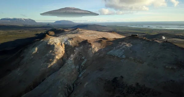 火山の上を飛ぶソーサーガイザー山 アイスランドからの空中ドローンの眺め火山の風景 — ストック写真