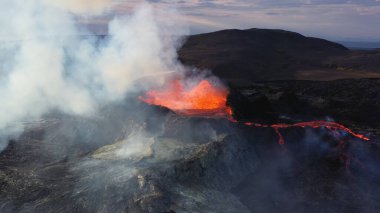 Lav patlaması üzerine hava manzarası, Fagradalsfall Dağı aktif, İzlanda 'da Fagradalsfall Dağı' ndan sızan lavın İHA görüntüsü, Eylül 2021, İzlanda 