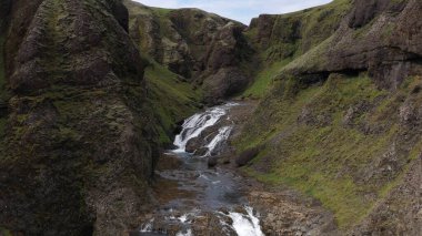Stjrnarfoss Şelalesi üzerindeki hava manzarası, İzlanda Drone 'u, İzlanda Stjrnarfoss şelalesinden, Eylül 2021