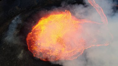 Volkanik patlama üzerine hava manzarası, Fagradalsfall4K Dağı Fagradalsfall Dağı 'ndan sızan lav drone görüntüsü, Eylül 2021, İzlanda 