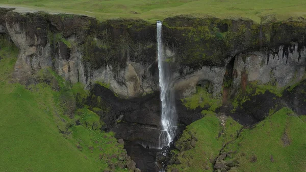 Vista Aérea Sobre Grande Cachoeira Islandês Drone Tiro Montanhas Verdes — Fotografia de Stock