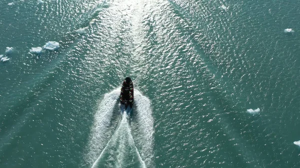 2021年9月 来自冰岛的游客在Jkulsrln冰川湖空中观看4K无人驾驶飞机时驾驶快艇 — 图库照片