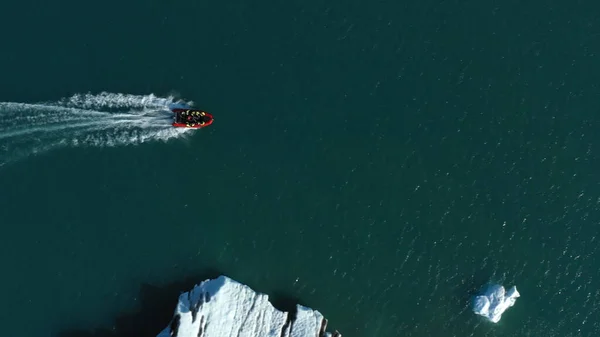 Tourists Speed Boat Ice Chunks Glacier Lagoon Εναέρια Drone Γυρίστηκε — Φωτογραφία Αρχείου