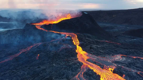 Fagradalfajall山から溶岩流 空中の夕景 アイスランド火口から流出溶岩の4 KドローンショットFagradalfajall 2021年9月 アイスランド — ストック写真