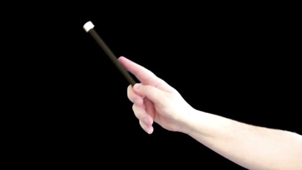 Main agitant un bâton magique 