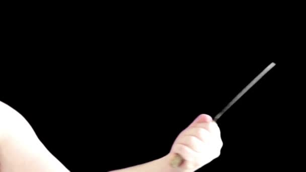 Рука режет нож — стоковое видео