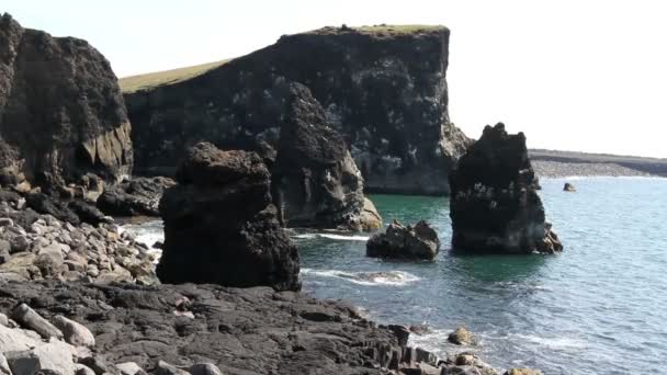 Praia rochosa na Islândia — Vídeo de Stock